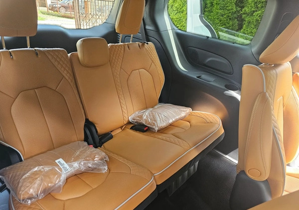 Chrysler Pacifica cena 352887 przebieg: 107, rok produkcji 2023 z Biecz małe 667